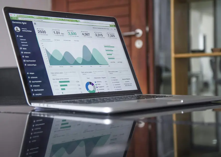 Laptop con un tablero de analítica de datos