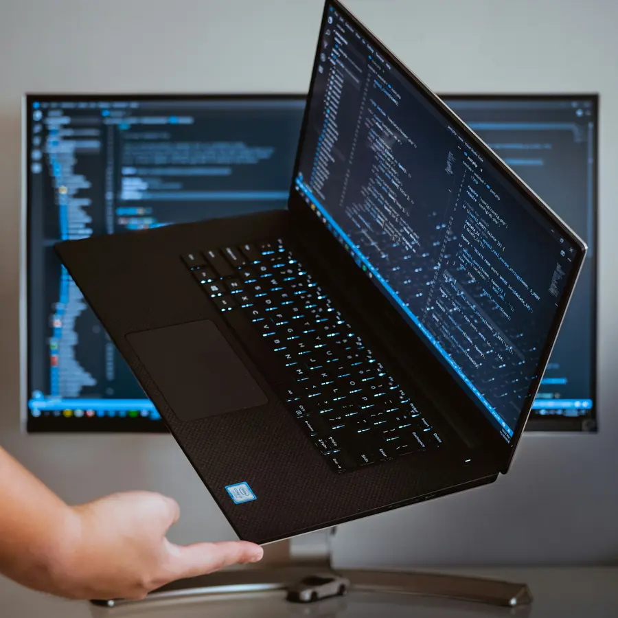Laptop mostrando código en un entorno oscuro